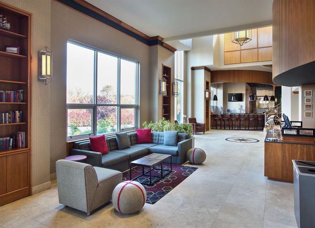 Imagen de los interiores del Hotel Four Points By Sheraton Melville Long Island. Foto 10