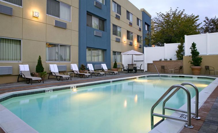 Imagen de la piscina del Hotel Four Points By Sheraton Melville Long Island. Foto 11