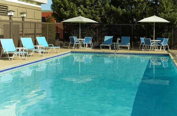 Imagen de la piscina del Hotel Four Points By Sheraton Nashville Airport. Foto 11