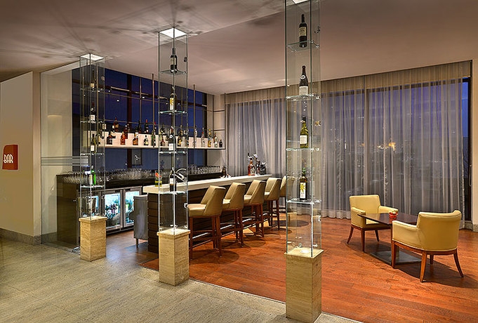 Imagen del bar/restaurante del Hotel Four Points By Sheraton New Delhi, Airport Highway. Foto 3
