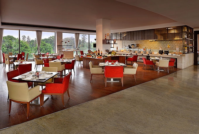 Imagen del bar/restaurante del Hotel Four Points By Sheraton New Delhi, Airport Highway. Foto 4