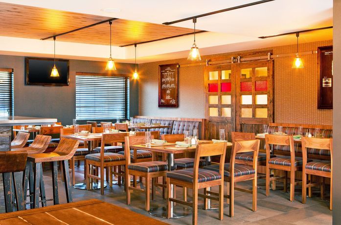 Imagen del bar/restaurante del Hotel Four Points By Sheraton Newark. Foto 5