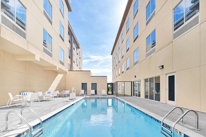 Imagen de la piscina del Hotel Four Points By Sheraton Oklahoma City Airport. Foto 15