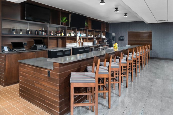Imagen del bar/restaurante del Hotel Four Points By Sheraton Oklahoma City Airport. Foto 3