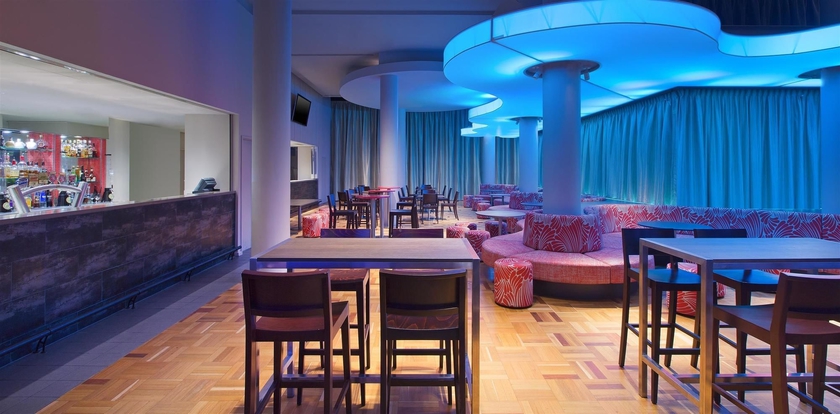 Imagen del bar/restaurante del Hotel Four Points By Sheraton Perth. Foto 3
