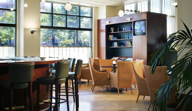 Imagen de los interiores del Hotel Four Points By Sheraton Philadelphia Airport. Foto 9