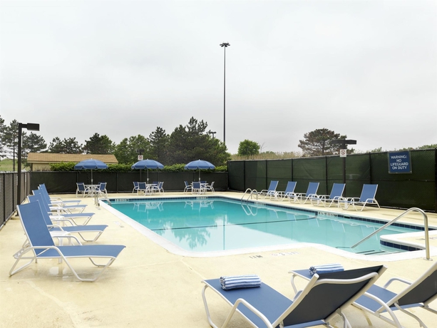 Imagen de la piscina del Hotel Four Points By Sheraton Philadelphia Airport. Foto 16