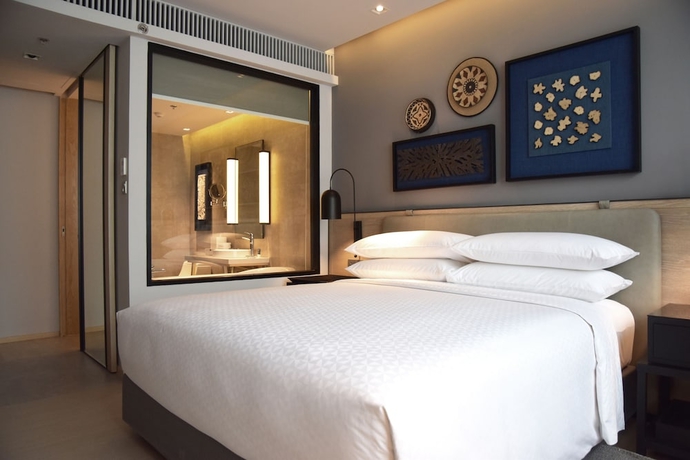 Imagen de la habitación del Hotel Four Points By Sheraton Phuket Patong Beach Resort. Foto 2