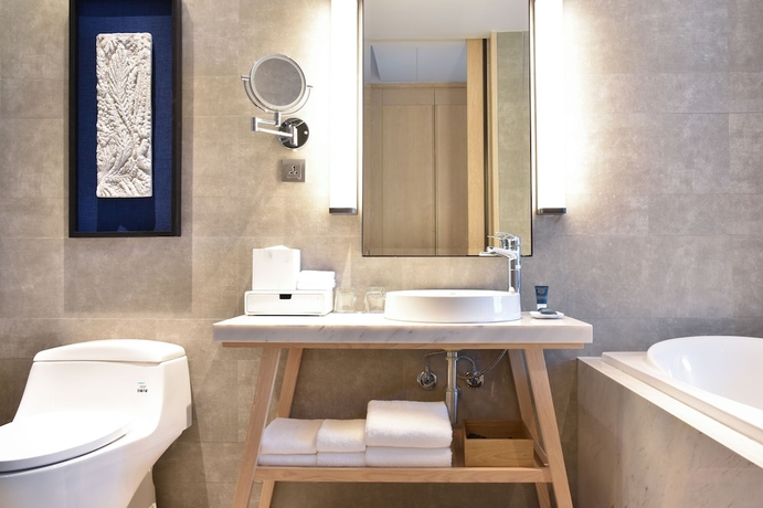 Imagen de la habitación del Hotel Four Points By Sheraton Phuket Patong Beach Resort. Foto 12