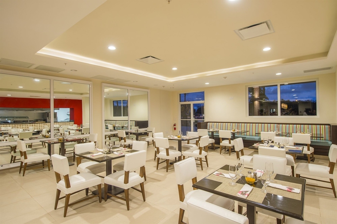 Imagen del bar/restaurante del Hotel Four Points By Sheraton Puntacana Village. Foto 6