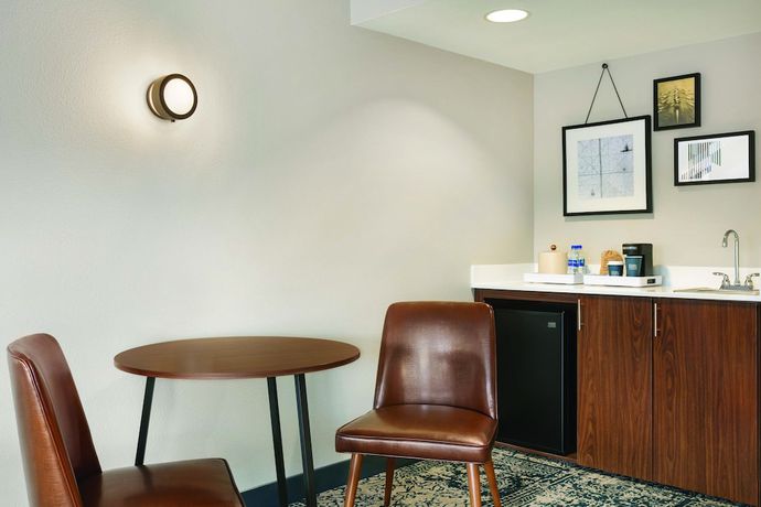 Imagen de la habitación del Hotel Four Points By Sheraton Raleigh Arena. Foto 14