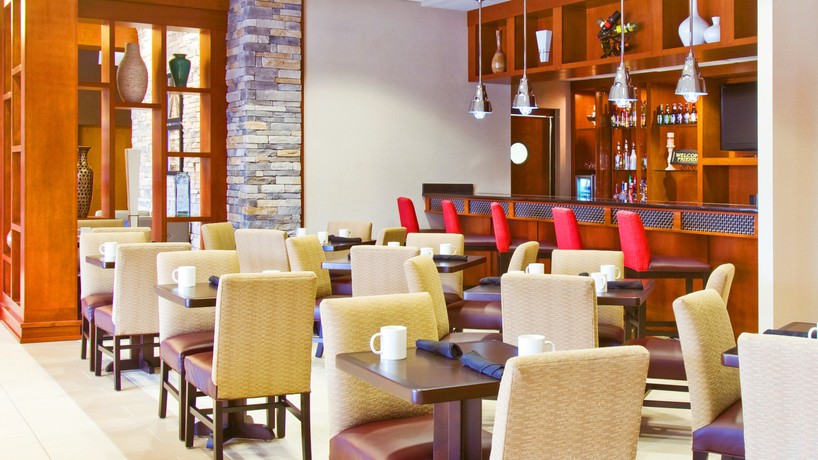 Imagen del bar/restaurante del Hotel Four Points By Sheraton Raleigh Durham Airport. Foto 3