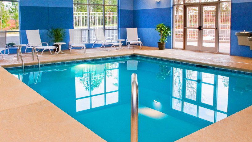 Imagen de la piscina del Hotel Four Points By Sheraton Raleigh Durham Airport. Foto 9