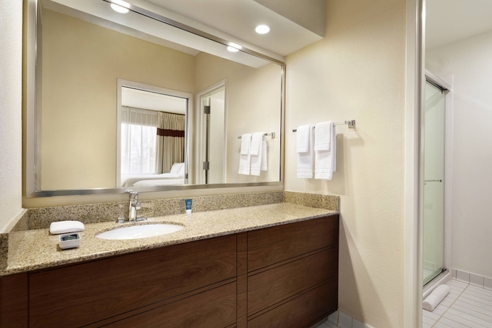 Imagen de la habitación del Hotel Four Points By Sheraton Raleigh North. Foto 10