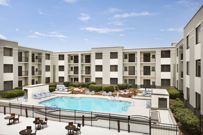 Imagen de la piscina del Hotel Four Points By Sheraton Raleigh North. Foto 19