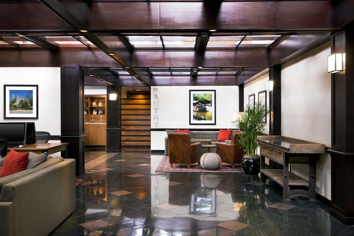 Imagen de los interiores del Hotel Four Points By Sheraton Richmond Airport. Foto 11