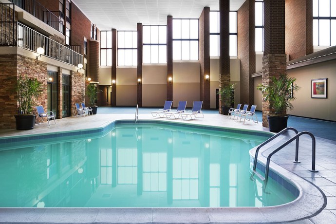 Imagen de la piscina del Hotel Four Points By Sheraton Richmond Airport. Foto 13