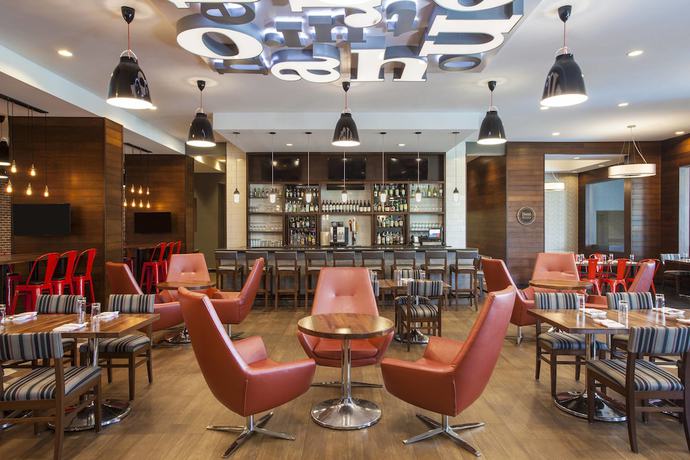 Imagen del bar/restaurante del Hotel Four Points By Sheraton Richmond. Foto 2