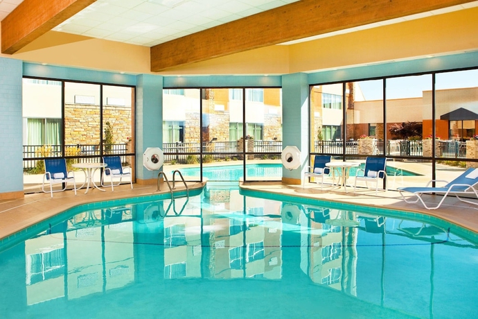 Imagen de la piscina del Hotel Four Points By Sheraton Saginaw. Foto 19