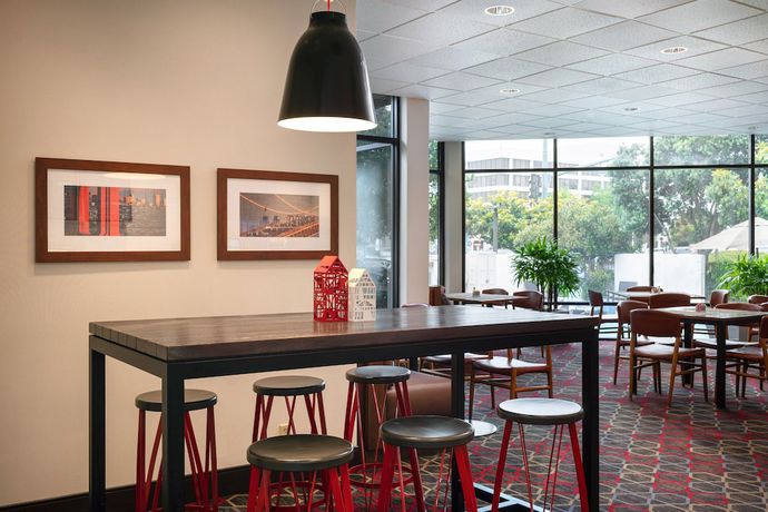 Imagen del bar/restaurante del Hotel Four Points By Sheraton San Francisco Bay Bridge. Foto 3