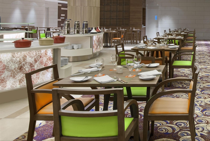 Imagen del bar/restaurante del Hotel Four Points By Sheraton Sandakan. Foto 6