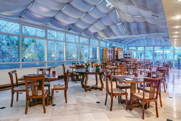 Imagen del bar/restaurante del Hotel Four Points By Sheraton Santiago. Foto 2