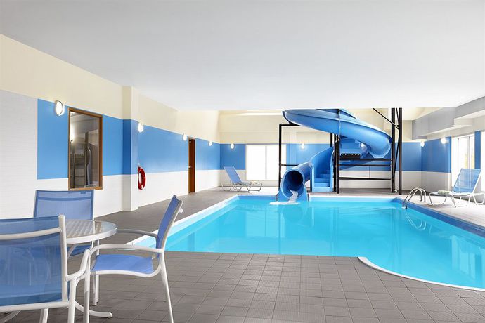 Imagen de la piscina del Hotel Four Points By Sheraton Saskatoon. Foto 11