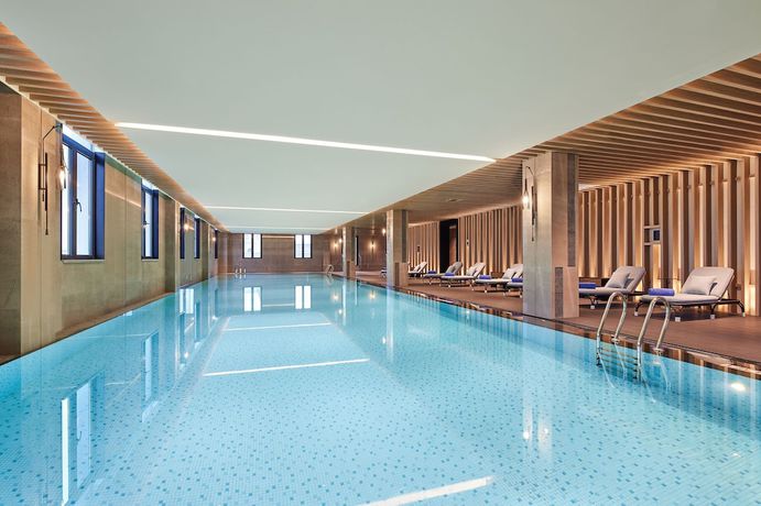 Imagen de la piscina del Hotel Four Points By Sheraton Shanghai Fengjing. Foto 20