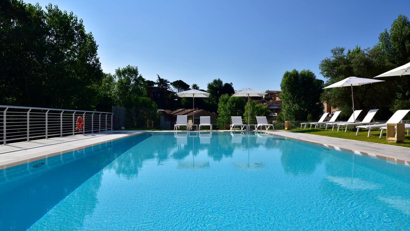 Imagen de la piscina del Hotel Four Points By Sheraton Siena. Foto 10