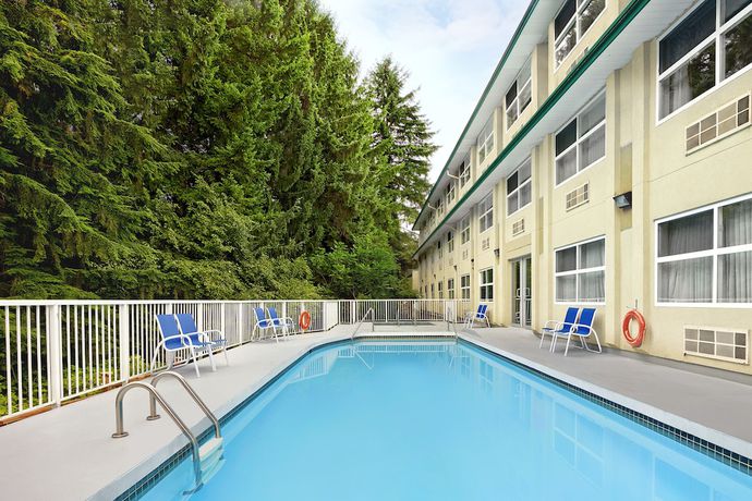 Imagen de la piscina del Hotel Four Points By Sheraton Surrey. Foto 19
