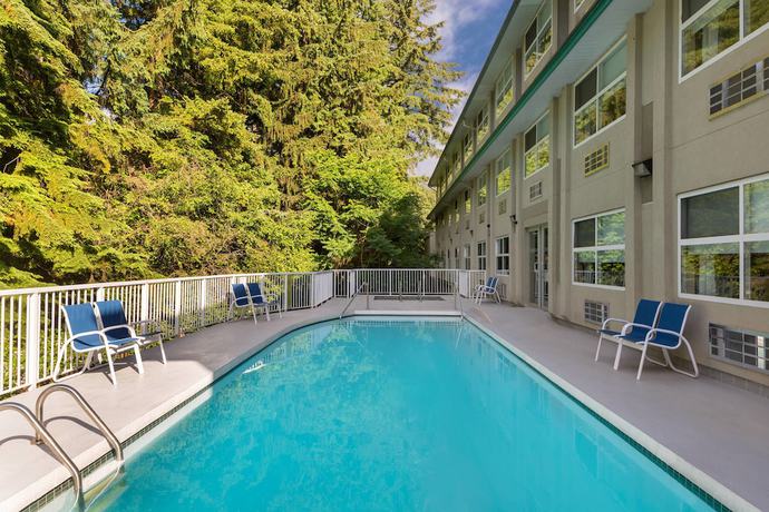 Imagen de la piscina del Hotel Four Points By Sheraton Surrey. Foto 20