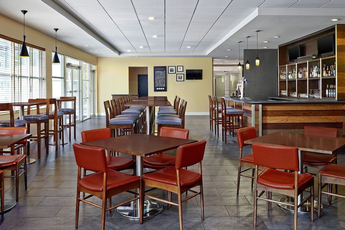 Imagen del bar/restaurante del Hotel Four Points By Sheraton Surrey. Foto 3