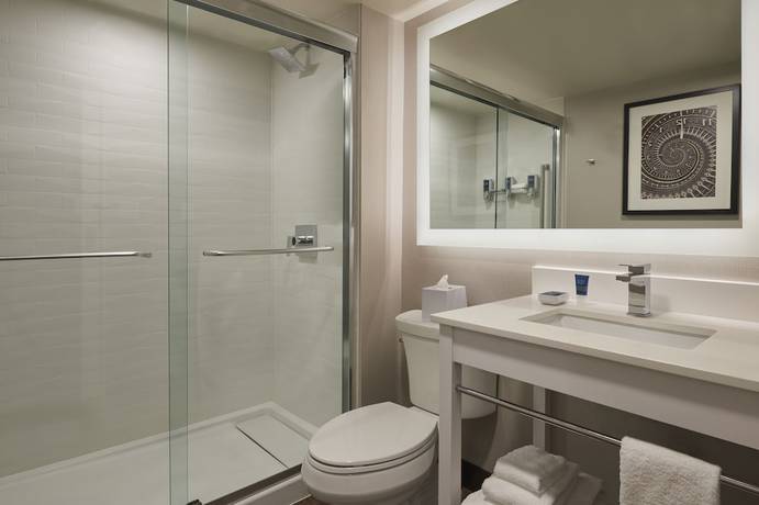 Imagen de la habitación del Hotel Four Points By Sheraton Toronto Airport East. Foto 8