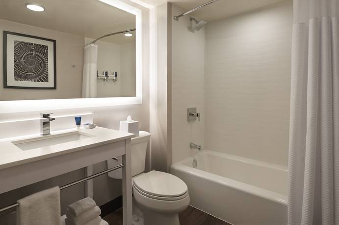 Imagen de la habitación del Hotel Four Points By Sheraton Toronto Airport East. Foto 9