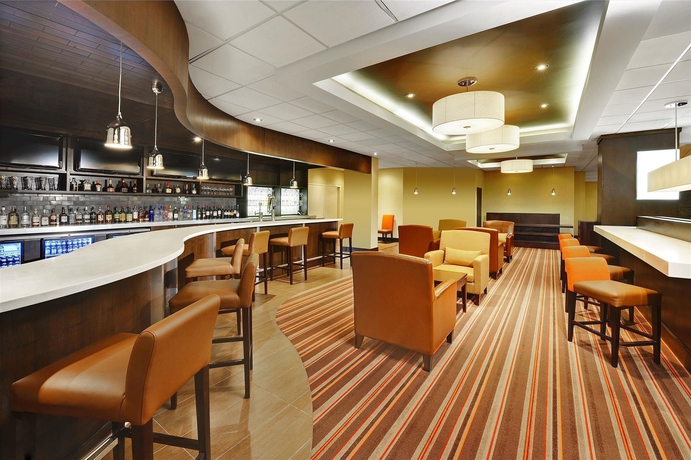Imagen del bar/restaurante del Hotel Four Points By Sheraton Toronto Mississauga. Foto 2