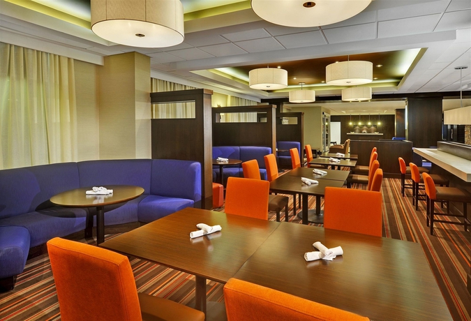 Imagen del bar/restaurante del Hotel Four Points By Sheraton Toronto Mississauga. Foto 3