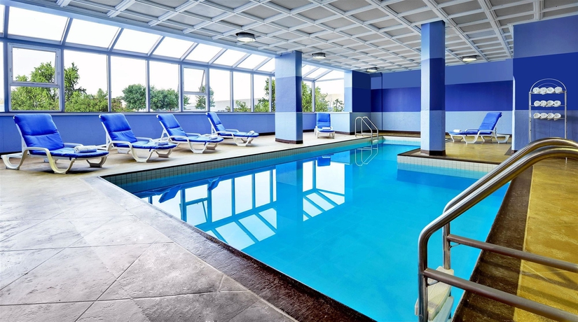 Imagen de la piscina del Hotel Four Points By Sheraton Toronto Mississauga. Foto 14