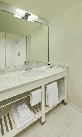 Imagen de la habitación del Hotel Four Points By Sheraton Toronto Mississauga. Foto 5