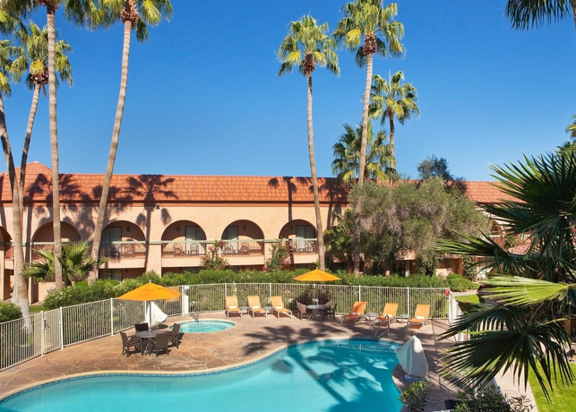 Imagen de la piscina del Hotel Four Points By Sheraton Tucson Airport. Foto 14