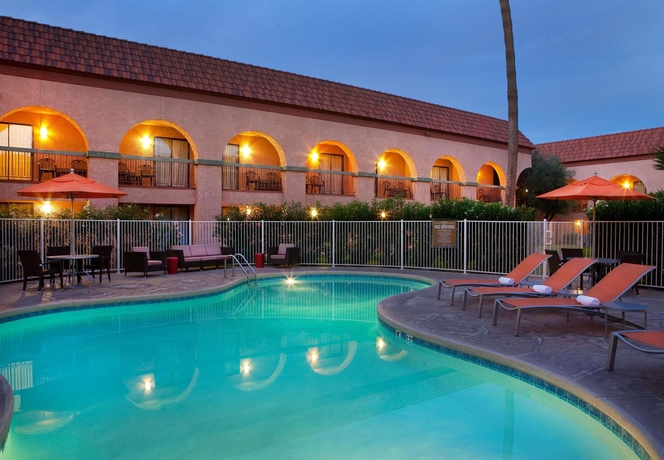 Imagen de la piscina del Hotel Four Points By Sheraton Tucson Airport. Foto 15