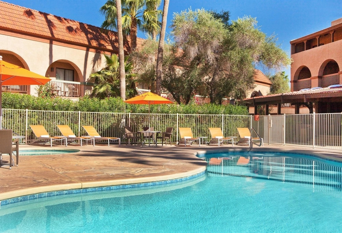 Imagen de la piscina del Hotel Four Points By Sheraton Tucson Airport. Foto 16