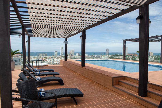 Imagen de la piscina del Hotel Four Points By Sheraton Veracruz. Foto 12