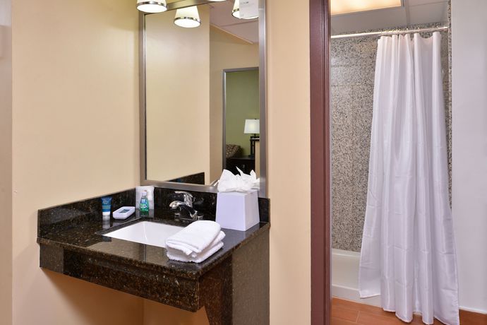 Imagen de la habitación del Hotel Four Points By Sheraton Virginia Beach Oceanfront. Foto 5