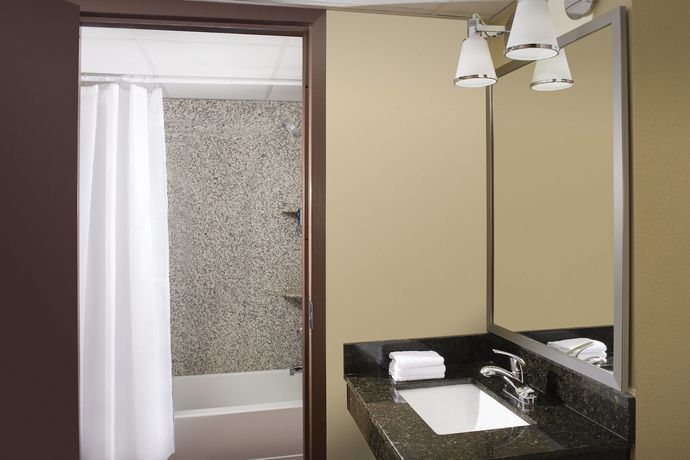 Imagen de la habitación del Hotel Four Points By Sheraton Virginia Beach Oceanfront. Foto 12