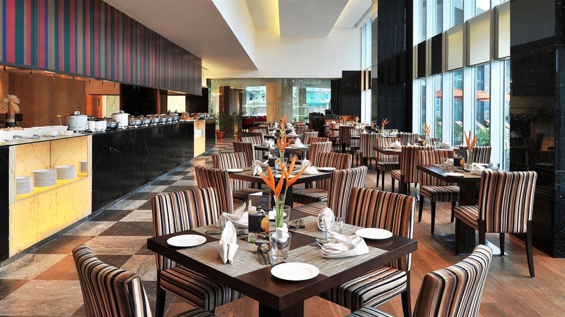 Imagen del bar/restaurante del Hotel Four Points By Sheraton Visakhapatnam. Foto 3