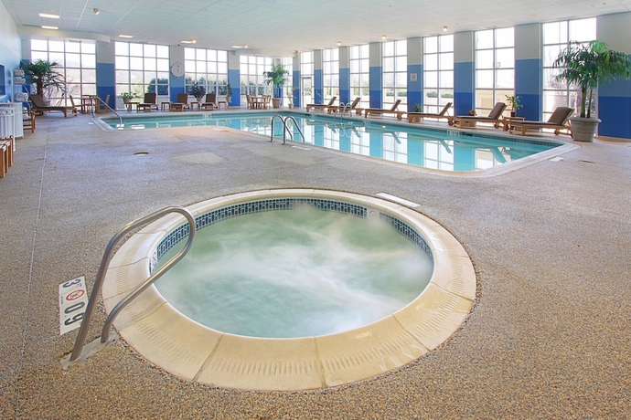 Imagen de la piscina del Hotel Four Points By Sheraton York. Foto 13