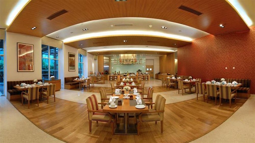 Imagen del bar/restaurante del Hotel Four Points By Sheraton and Serviced Apartments, Pune. Foto 4