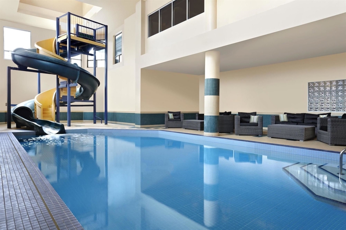 Imagen de la piscina del Hotel Four Points By Sheraton and Suites Calgary West. Foto 15