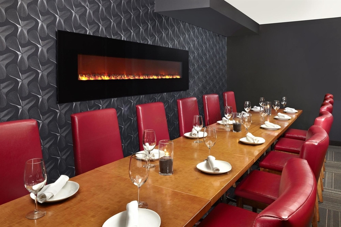 Imagen del bar/restaurante del Hotel Four Points By Sheraton and Suites Calgary West. Foto 2