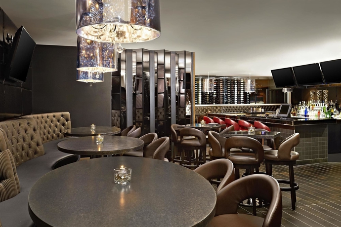 Imagen del bar/restaurante del Hotel Four Points By Sheraton and Suites Calgary West. Foto 3